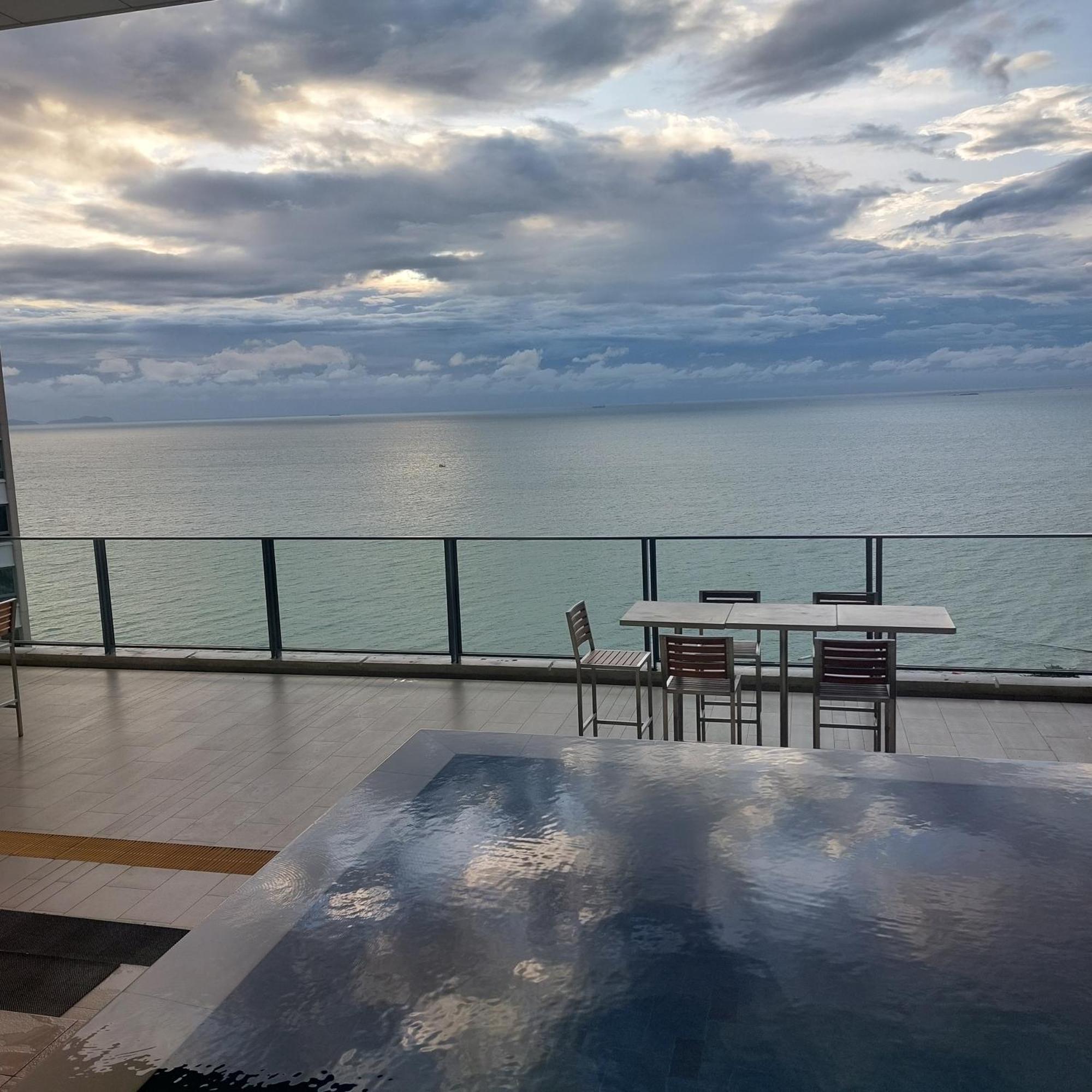 Sea View Apartment In Pattaya Extérieur photo