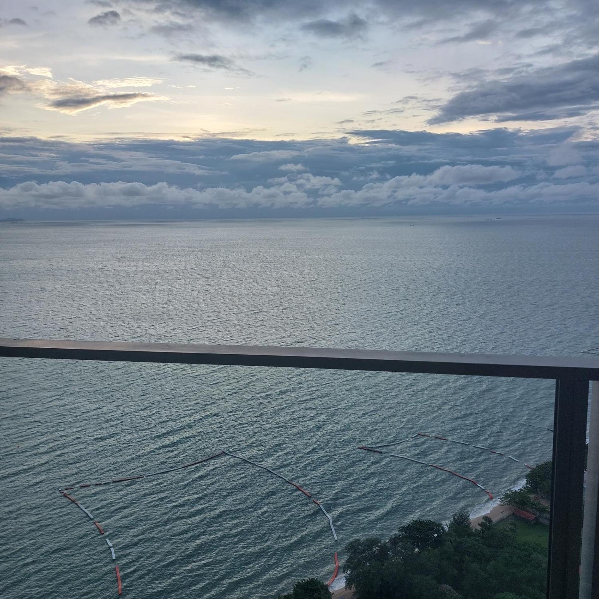 Sea View Apartment In Pattaya Extérieur photo